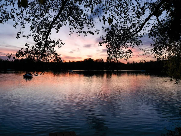 Pôr do sol bonito refletido na água do lago — Fotografia de Stock