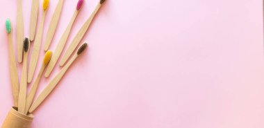 Eko ahşap diş fırçaları kutudan fırlıyor.