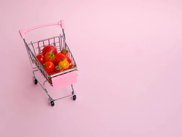 Rózsaszín Élelmiszer Kosár Tele Paradicsommal Rózsaszín Háttér — Stock Fotó