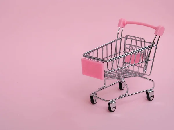 Pequeño Carrito Comestibles Vacío Sobre Fondo Rosa — Foto de Stock