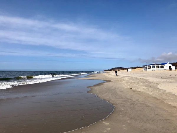 Strand aan de Oostzee in zonnige dag — Stockfoto