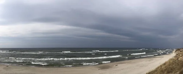 Strand aan de Oostzee in bewolkte dag — Stockfoto