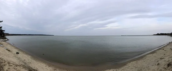 Strand aan de Oostzee in bewolkte dag — Stockfoto