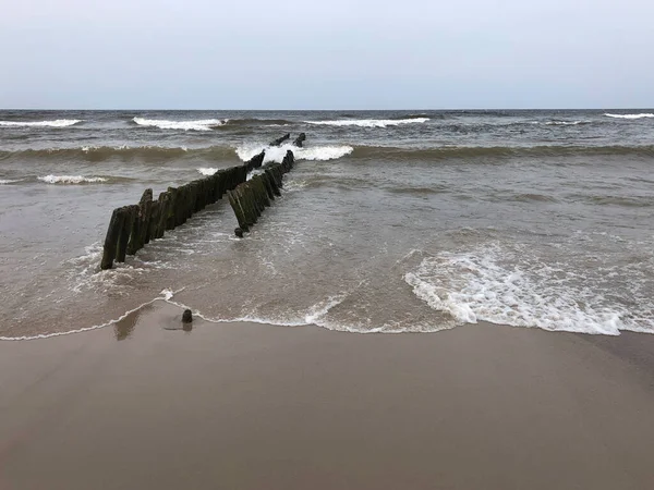 Stora vågor med skum och vågbrytare vid Östersjön — Stockfoto