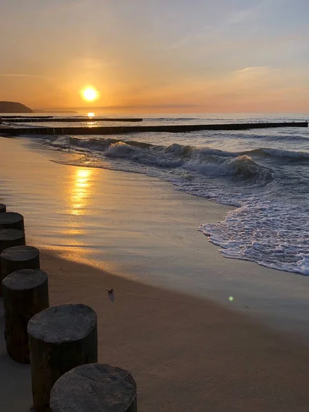 Puesta de sol brillante en el mar Báltico en el día de verano — Foto de Stock