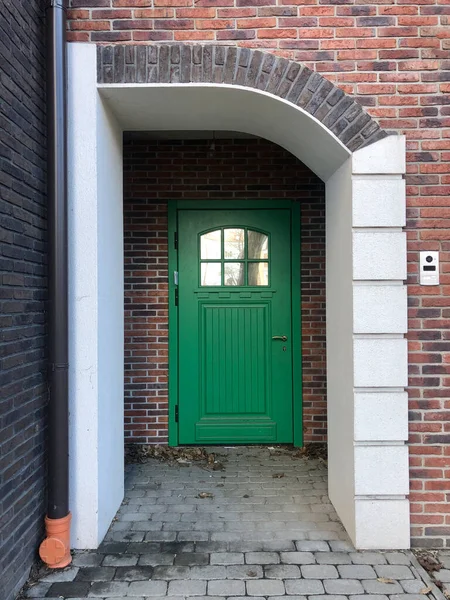 Mooie Groene Deur Een Baksteen Bruine Muur Rechtenvrije Stockafbeeldingen