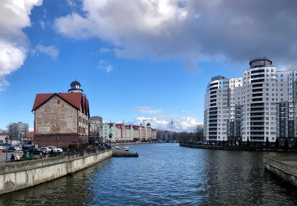 Kalininingrad, Rusya 'daki Oktyabrsky Adası' ndaki balık köyü. Rus Balık Köyü 'ndeki yazıt..