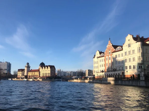 ロシアのカリーニングラードにあるOktyabrsky島に位置する魚村 ロシア語の碑文 — ストック写真