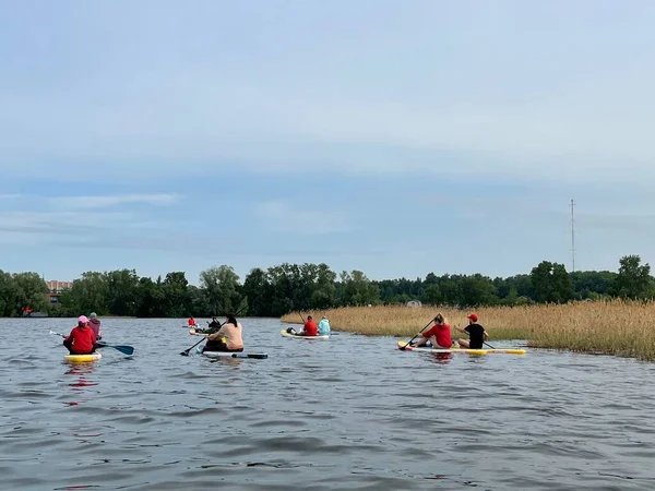 Skupina Lidí Sup Boardech Plave Klidné Řece Deštivém Dni Stock Fotografie