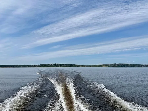 Hermoso Paisaje Fluvial Olas Simétricas Motor Barco Cielo —  Fotos de Stock