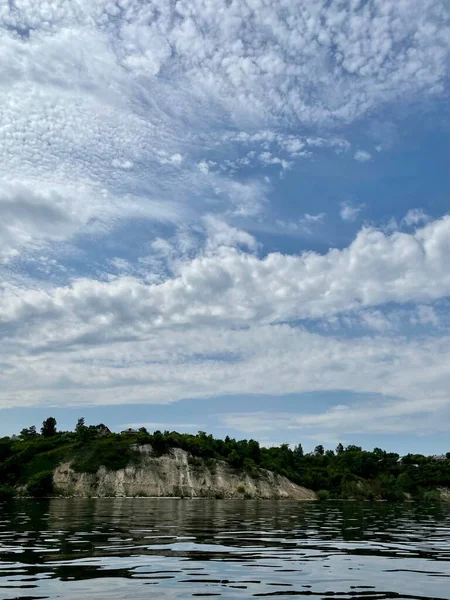 Hermoso paisaje: alta orilla del río y hermoso cielo con nubes —  Fotos de Stock