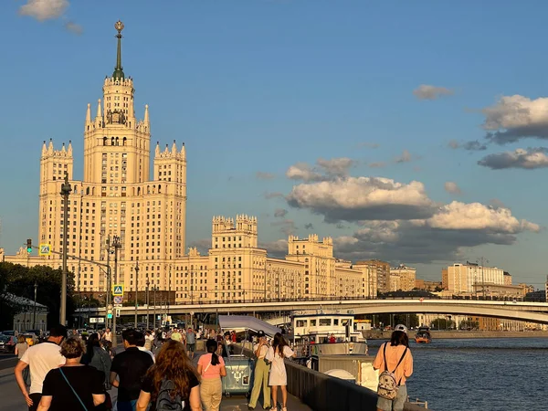 20 июля 2021 - Москва, Россия: Сталинский небоскреб на Котельнической набережной — стоковое фото