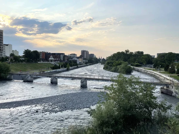 Terek nehri üzerinde geleneksel bir kulesi olan köprü