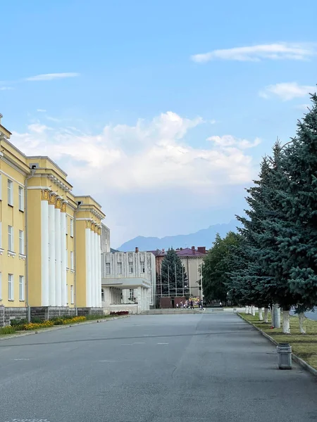 21 de julho de 2021 - Vladikavkaz, Rússia: Rua no centro de Vladikavkaz, Ossétia do Norte, Rússia — Fotografia de Stock