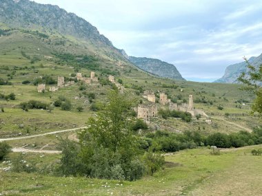 Ingushetia, Kafkasya, Rusya 'daki bir dağ vadisindeki antik harabe şehir.