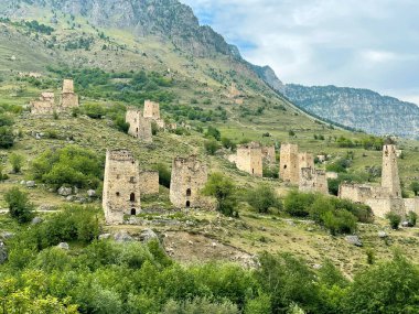 Ingushetia, Kafkasya, Rusya 'daki bir dağ vadisindeki antik harabe şehir.