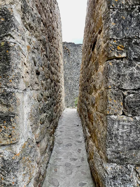 Egy keskeny átjáró az ősi város kőfalai között. — Stock Fotó