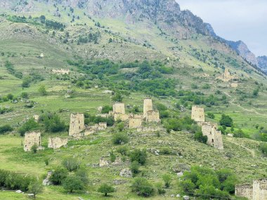 Kafkas, Ingushetia, Rusya 'nın geleneksel kulelerinden oluşan antik harabe şehir.