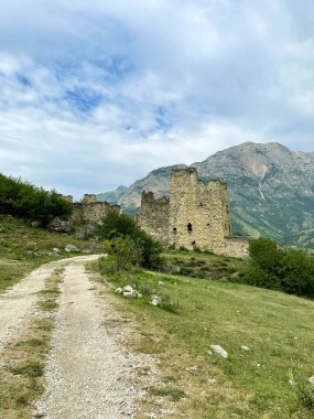 Kafkaslar, Ingushetia, Rusya için geleneksel kulelerden oluşan antik harabe şehre giden yol.