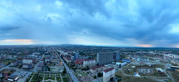 Şehir manzarası ve Grozny Şehir Kulesi bulutlu bir günde Çeçen Cumhuriyeti, Rusya