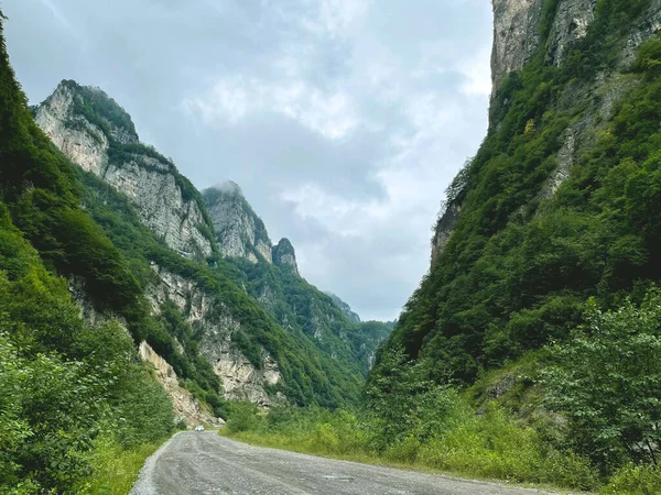 Kafkasya dağları, Kuzey Osetya, Rusya 'daki dar Karmadon Geçidi' nde kayaların arasında bir yol.