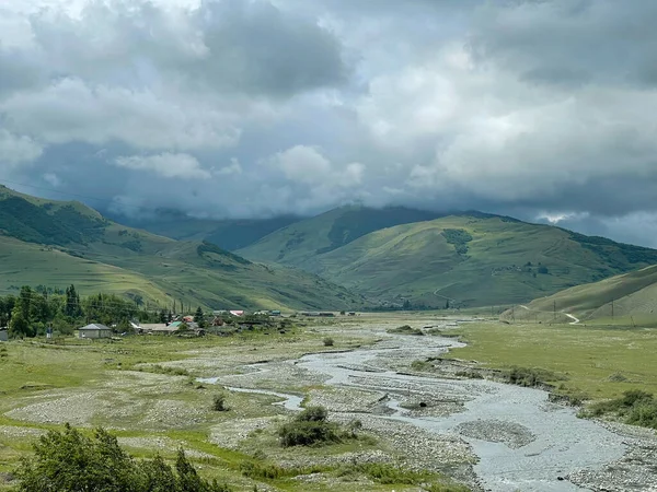 Schöne Landschaft Kaukasus Fluss Fließt Einem Bewölkten Tag Ins Tal — Stockfoto