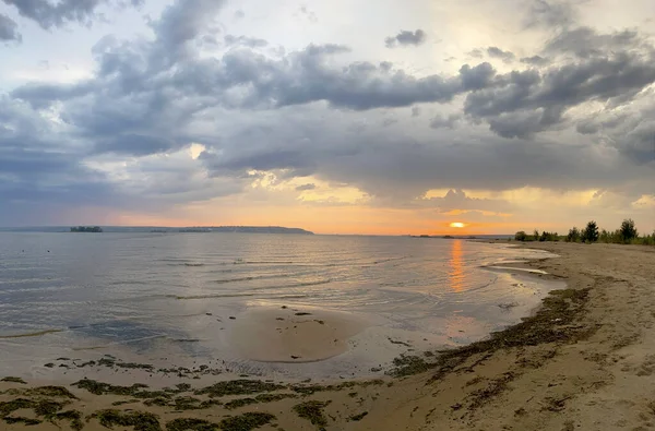 Rusya, Kazan yakınlarındaki Volga nehrinin üzerinde gün batımı