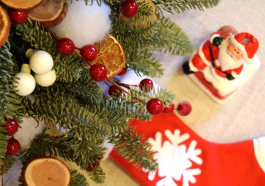 Noel Baba ve Noel ağacı yakınındaki hediyeler