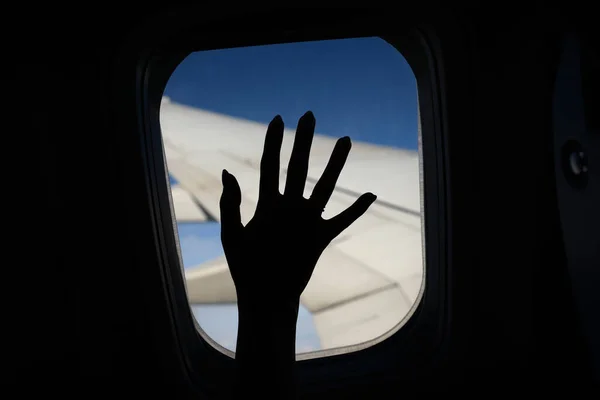 Silhouette Une Main Sur Une Fenêtre Avion Pendant Vol Souvenirs — Photo