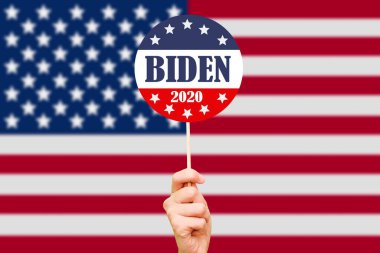 ABD bayrağının arka planında Joe Biden kampanya düğmesi var. Amerika Birleşik Devletleri Başkanı 'nın Seçimi: NEW YORK, ABD, 29 Ekim 2020