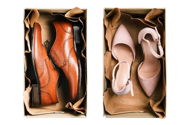 Женская и мужская обувь в упаковке изолированы на белом фоне. Классическая и повседневная обувь. Концепция покупки и продажи стильных вещей — стоковое фото