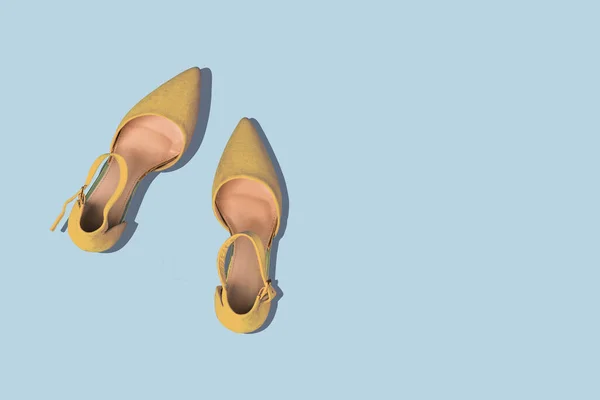 Sepatu Perempuan Kuning Dengan Latar Belakang Berwarna Dengan Ruang Fotokopi — Stok Foto