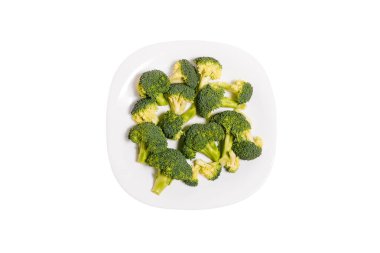 Beyaz arka planda izole edilmiş bir tabakta brokoli. Beslenme, diyet ve kilo kaybı konsepti. Üst manzara, düz uzanma.