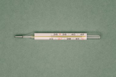 Cam cıva termometre. İnsan vücut ısısını ölçmek için tıbbi bir alet. Covid-19 ve diğer enfeksiyonları olan hastalar için araştırma kavramı.