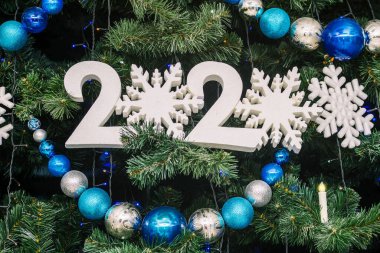 Büyük Noel toplarıyla Noel ağacı, çelenk ve imza 2021