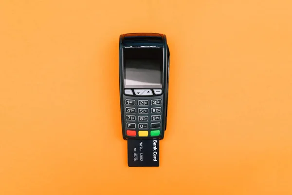 Banka kartı POS ödeme terminaline yerleştiriliyor. Ödeme almak için elektronik cihaz. Mallara ödeme, alım satım işlemi.