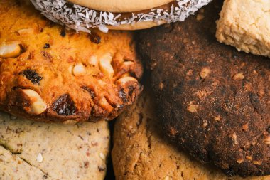 Tatlı yemek geçmişi. Kahverengi ve beyaz hamur işi yakın plan. Şenlikli yemek hazırlığı. Kafede, restoranda ya da fırında lezzetli bir tatlı. Sabah kahvaltısı. Mutfakta yemek pişirmek..