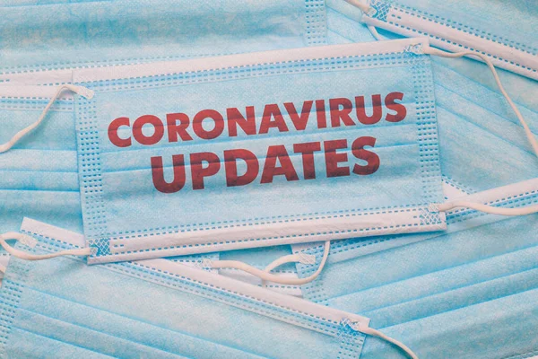 带有Coronavirus文字更新的医疗面罩 Covid 19的最新消息 Coronavirus概念 — 图库照片