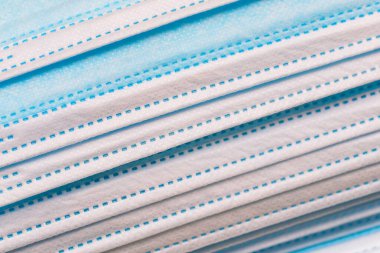 Birçok tıbbi maske kapanır. Bakterilere, virüslere ve koronavirüse karşı koruma. Salgın hastalık konsepti. Tıp arkaplanı.