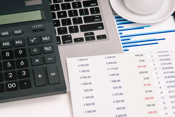 Buchhaltung. Arbeitsplatz mit Computer, Taschenrechner, Finanzunterlagen und Diagrammen. Unternehmensberichterstattung. Geschäftskonzept, Investition. Fernarbeit zu Hause oder im Büro — Stockfoto