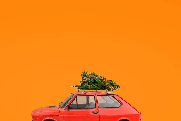Çatıda Noel ağacı olan bir araba. Fotokopi alanı olan bir Noel. Mal teslimatı, yeni yıl gezileri ve turlar.