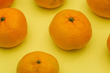 Mandarin sarı arka planda izole edilmiş. Vitaminli taze meyve. Turunçgil meyvesi. Sağlıklı sağlıklı yiyecekler.