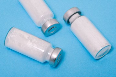 Cam bir şişede ilaç. Covid-19 tedavisi için antibiyotik ampul. Tıbbi ilaç. Coronavirus aşısı. Hastalık tedavisi konsepti. Sağlık ve İlaç Hizmetleri.