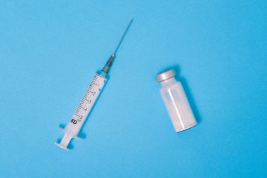 Tıbbi şırınga ve antibiyotikle cam ampul. Enfeksiyonların, virüslerin ve diğer hastalıkların tedavisi için tıbbi bir ürün. İlaç ve eczacılık..