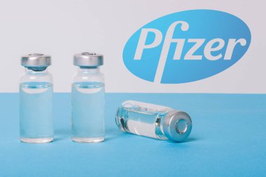 Koronavirüse karşı aşılar. Pfizer ve biyoteknoloji aşıları. Mavi zemin üzerinde izole edilmiş covid-19 ilaçlı cam ampuller:: NEW YORK, ABD, 30 Kasım 2020