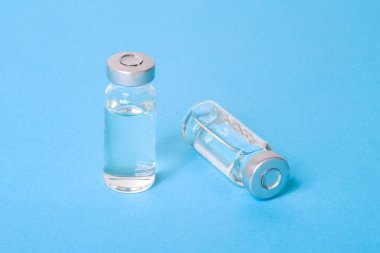 Covid-19 aşı şişesi. Koronavirüse karşı aşı. Enfeksiyon ve hastalıkların tedavisi. Sağlık ve İlaç Hizmetleri.