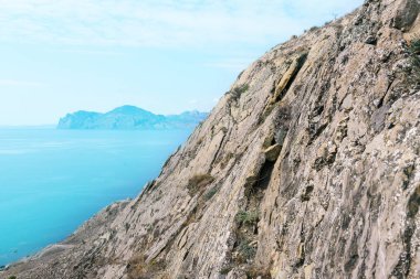 Rocky dağı ve deniz manzarası. Dağdan güzel doğa ve dağlara bak. Sıcak ülkelere tatil, turizm ve yaz seyahati