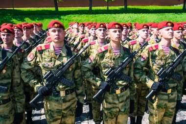 Silahlı askerler ordusu. Kırmızı bereliler ve yeşil üniformalılar. Tüfekli Rus birlikleri: Moskova, Rusya, 09 Mayıs 2019.