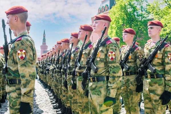 Русские войска с оружием в руках. Отряд бойцов в красных беретах на Красной площади в Москве. Армия солдат с автоматами: Москва, Россия, 09 мая 2019 года.