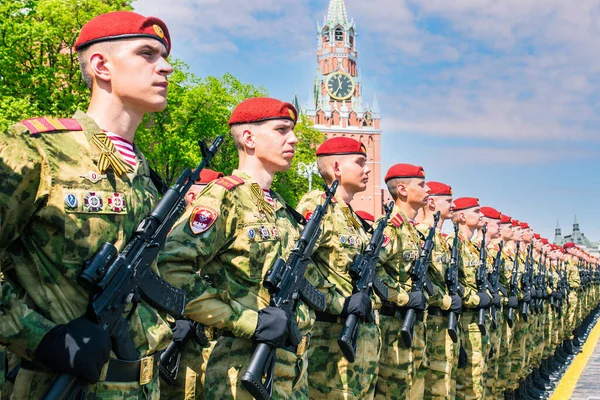 Détachement Combattants Bérets Rouges Uniformes Verts Sur Place Rouge Moscou Image En Vente